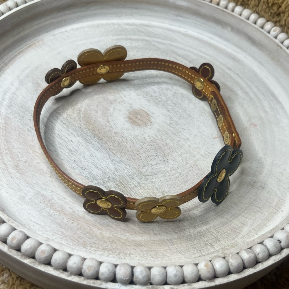 Louis Vuitton Patent Fleur Flower
Double Wrap Vachetta Bracelet - Picture 11 of 11